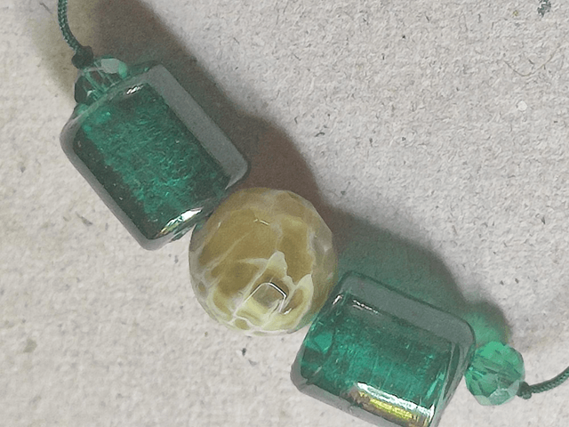 Bracelet jade véritable et perles en verre ( pierres naturelles) monté sur fil de jade résistant et réglable 