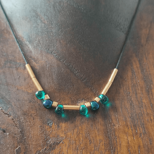 Collier gouttes en verre et hématite doré ( pierres naturelles) monté sur fil de jade noir, réglable avec chaîne d'extension, pièce unique 
