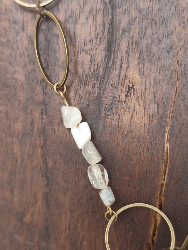 Sautoir blanc : agate, verre transparent, pierres de lune,quartz monté sur fil de lin réglable, anneaux bronze, pièce unique 