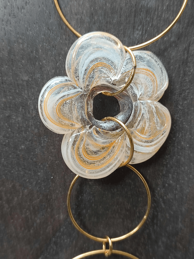 Sautoir fleur en verre de Murano et agate abricot ( pierres naturelles) monté sur fil de lin réglable - pièce unique -