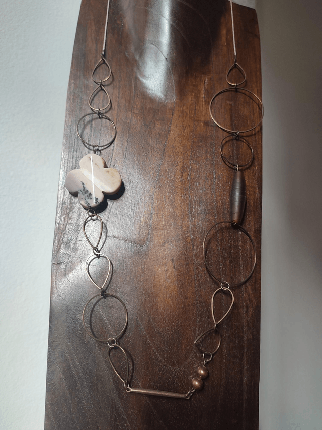 Sautoir fleur en agate ( pierres naturelles), verre mat brun doré,laiton bronze monté sur fil de lin réglable  - pièce unique 