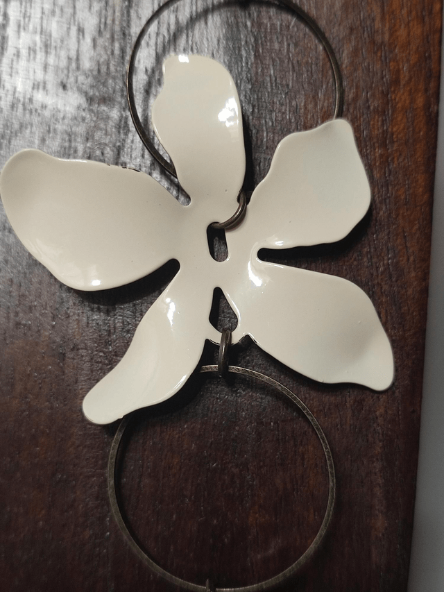 Z-Sautoir fleur crème,corne, céramique et agate aux jolis reflets monté sur fil de lin réglable, pièce unique 