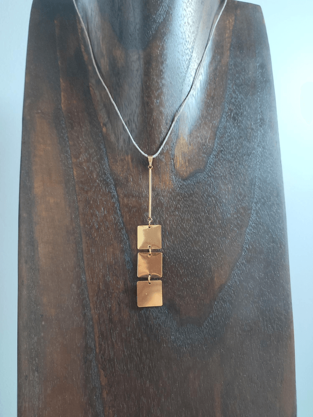 Z- Collier 3 carrés et tige dorés monté sur fil de lin avec chaîne d'extension en pièce unique 
