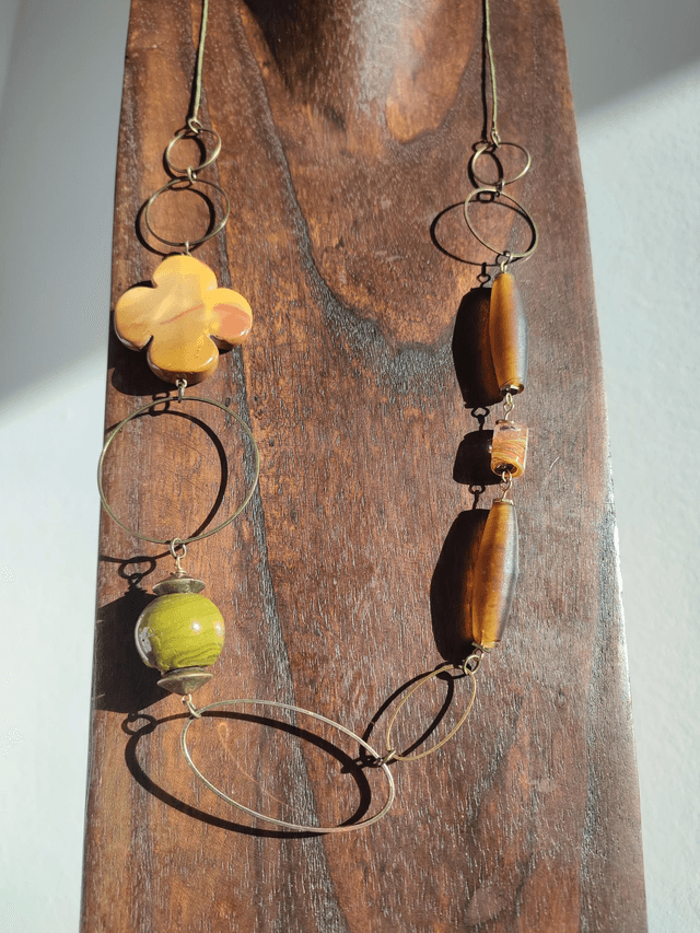 Sautoir fleur en agate ( pierres naturelles) verre trempé et verre de Murano monté sur fil de lin réglable, pièce unique 
