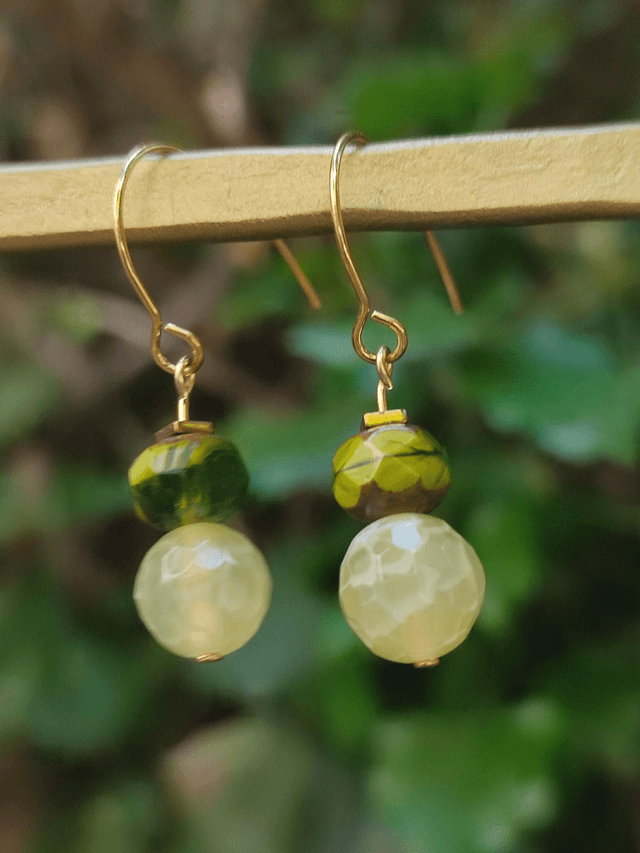 Boucles d'oreilles jade ( pierres naturelles) et verre aux reflets verts et mordorés fermoirs en acier inoxydable doré -sans nickel 