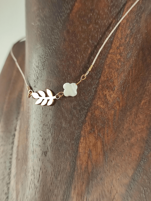 Collier fleur en nacre et feuille en acier inoxydable doré,ras du cou, monté sur fil de lin réglable avec chaîne d'extension dorée, pièce unique 