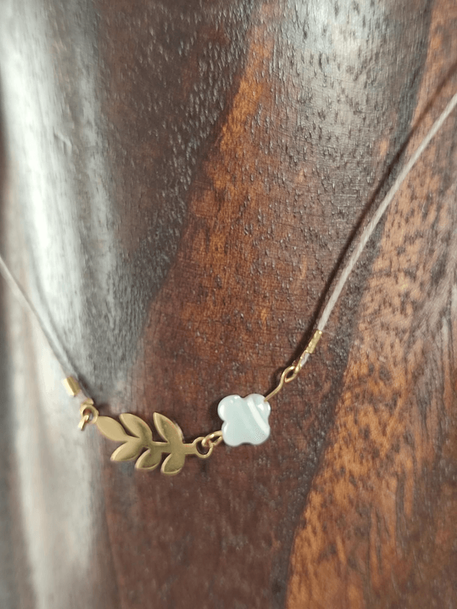 Collier fleur en nacre et feuille en acier inoxydable doré,ras du cou, monté sur fil de lin réglable avec chaîne d'extension dorée, pièce unique 