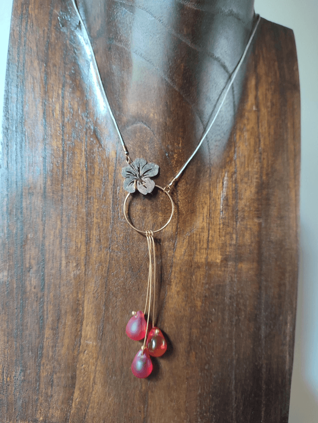 Z-Collier fleur et gouttes en verre rouge monté sur fil de lin avec chaîne d'extension en acier inoxydable doré -piece unique 