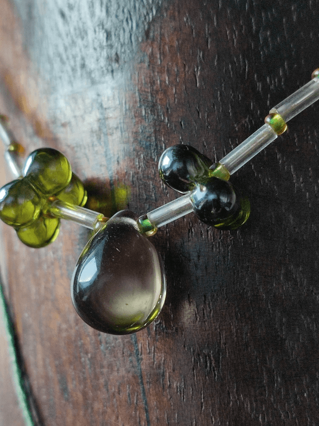 Collier nacre dégradé de vert et goutte en verre monté sur fil de lin avec chaîne d'extension 