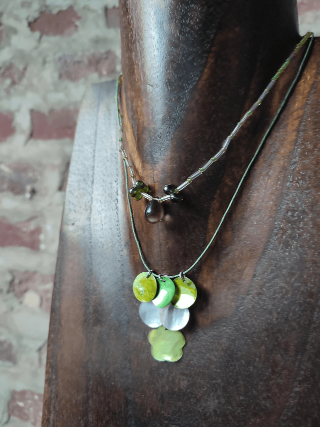 Collier nacre dégradé de vert et goutte en verre monté sur fil de lin avec chaîne d'extension 
