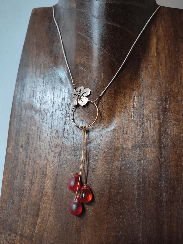 Z-Collier fleur et gouttes en verre rouge monté sur fil de lin avec chaîne d'extension en acier inoxydable doré -piece unique 