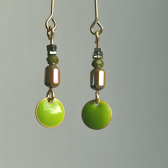 Boucles d'oreilles longues email vert pomme et verre, acier inoxydable doré -sans nickel, pièce unique 