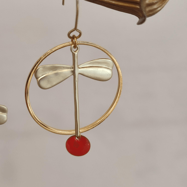 Boucles asymétriques email orange et libellule, acier inoxydable doré -sans nickel, pièce unique 