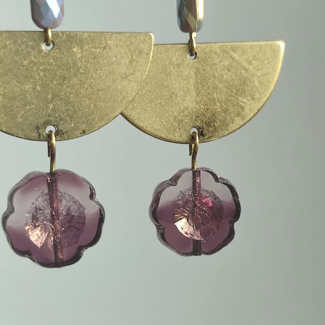 Boucles d'oreilles demi cercle et fleurs en verre violine et or , laiton bronze, pièce unique, sans nickel 