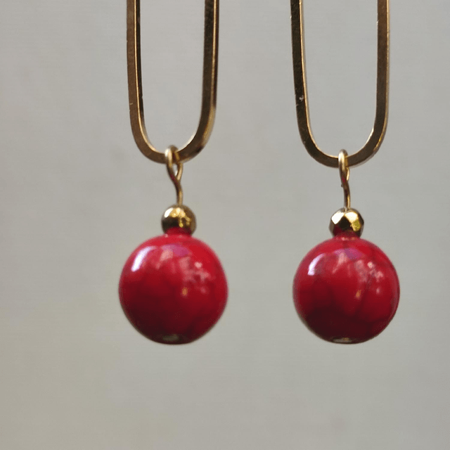 Boucles d'oreilles longues en howlite rouge (pierres naturelles) et ovales, fermoirs en acier inoxydable doré -sans nickel, pièce unique 