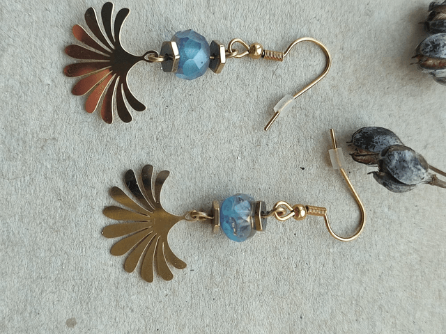 Z-Boucles "éventail" et perles en verre aux reflets bleus et roses en acier inoxydable doré -sans nickel, pièce unique 
