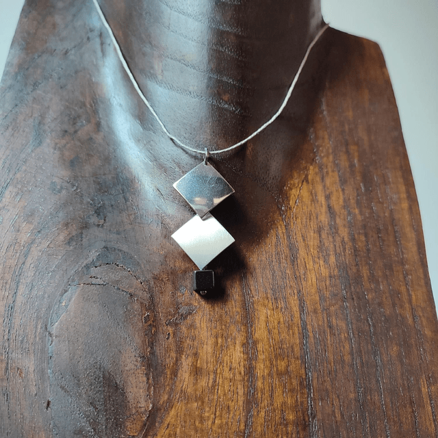 Collier carrés argentés et cube en hématite noire ( pierres naturelles)monté sur fil de lin, chaîne d'extension 