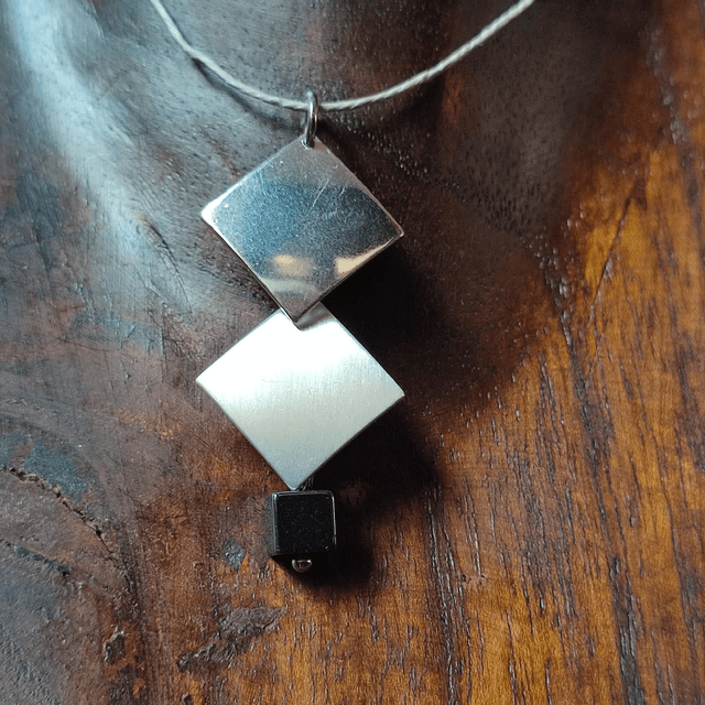Collier carrés argentés et cube en hématite noire ( pierres naturelles)monté sur fil de lin, chaîne d'extension 