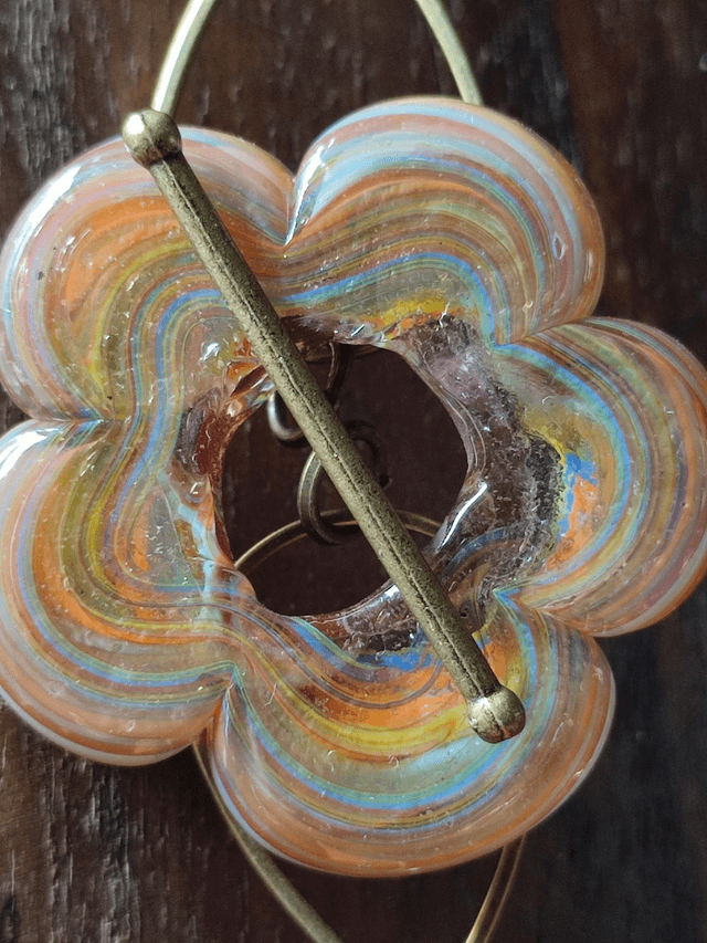 Z- Sautoir fleur en verre de Murano et verre mat anneaux laiton bronze monté sur fil de lin réglable 