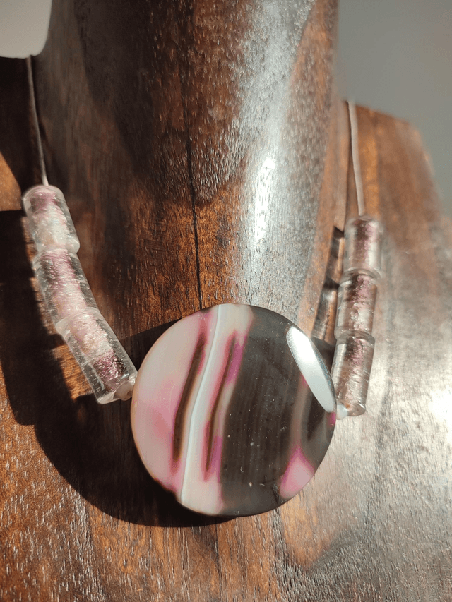 Collier grosse agate rose aux jolis reflets, perles en verre transparent rose monté sur fil de lin réglable 