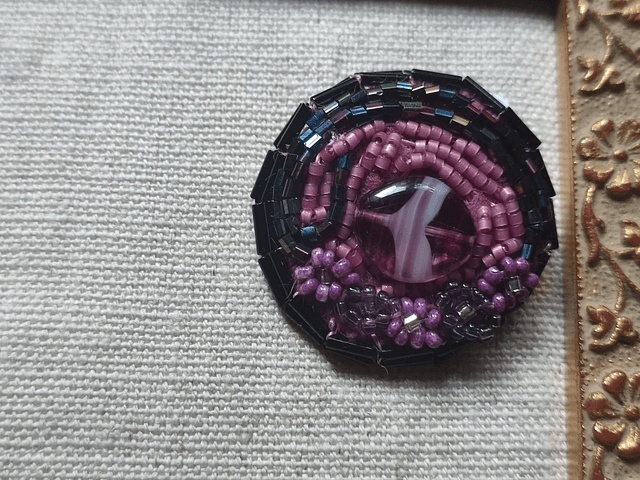 Broche tissée main" petites fleurs violettes et noires" verre violine, en pièce unique 