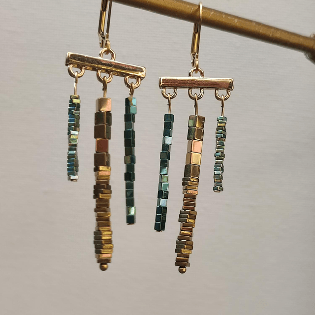 "Asymétrie" boucles en hématites bleu/vert/or pierre naturelle en acier inoxydable doré -sans nickel, pièce unique 