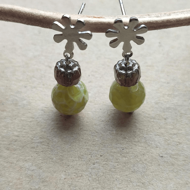 Boucles d'oreilles jade et verre,clou fleur en acier inoxydable argenté, pièce unique, sans nickel 