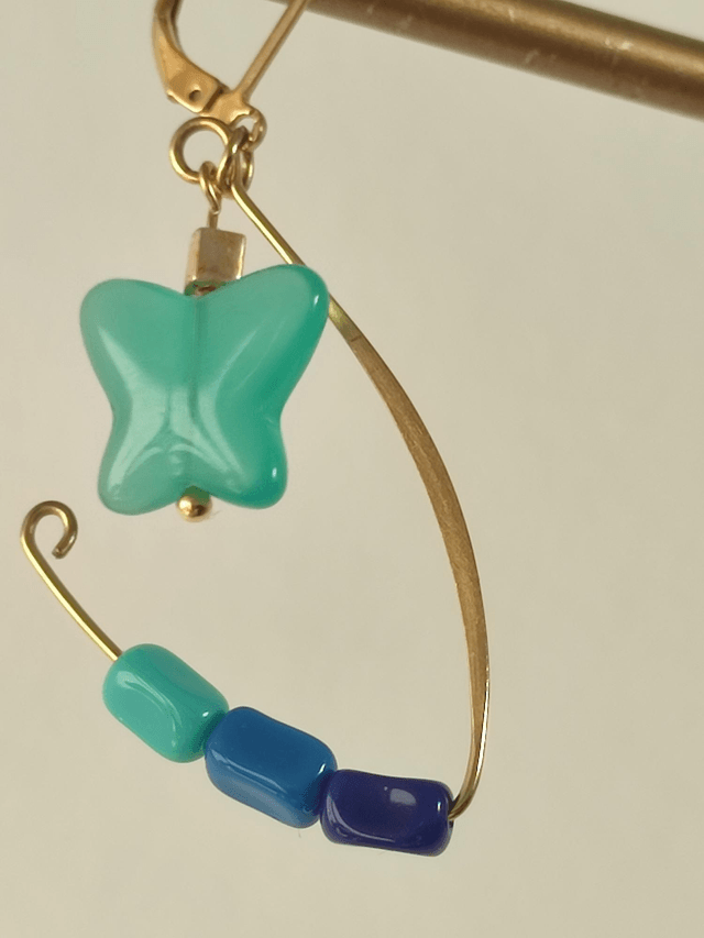 Z-Dormeuses papillon en verre turquoise et perles en verre dégradé de bleu -vert, acier inoxydable doré -sans  nickel, pièce unique 