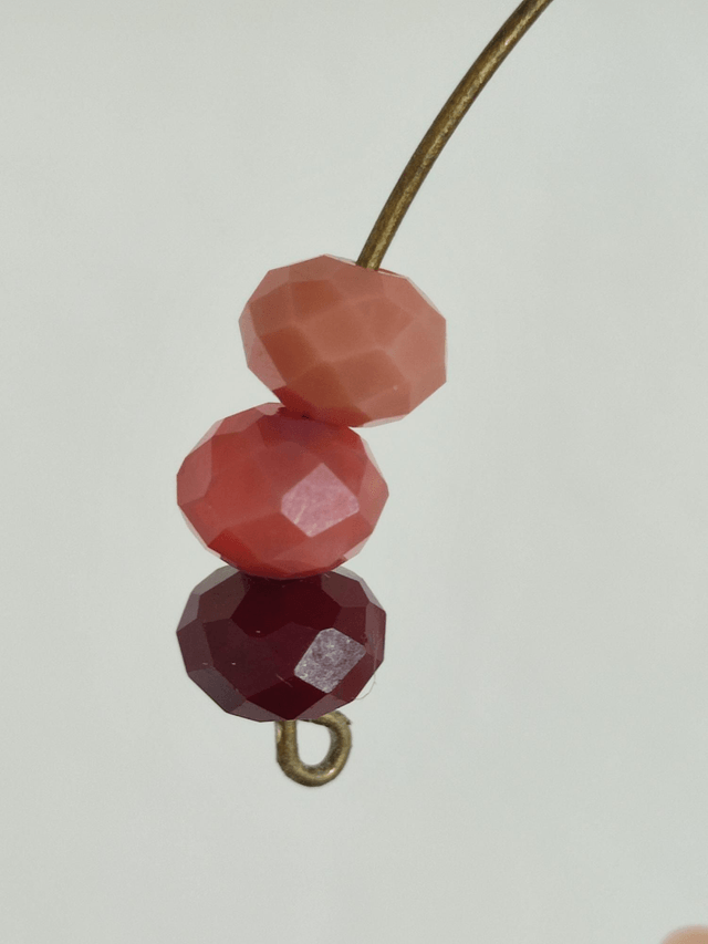 Boucles "papillon" en verre,tons de pêche,bordeaux, laiton bronze -sans nickel pièce, unique 