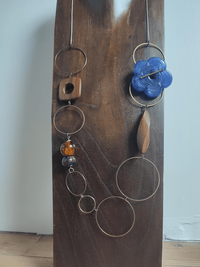 Fleur en verre de Murano, bois et verre, sautoir monté sur fil de lin réglable, anneaux laiton bronze -piece unique 