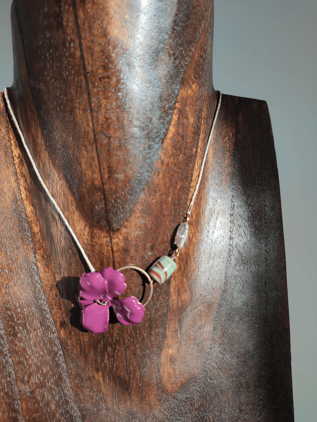 Z-Collier fleur fushia en acier et verre de Murano monté sur fil de lin avec chaîne d'extension, pièce unique 