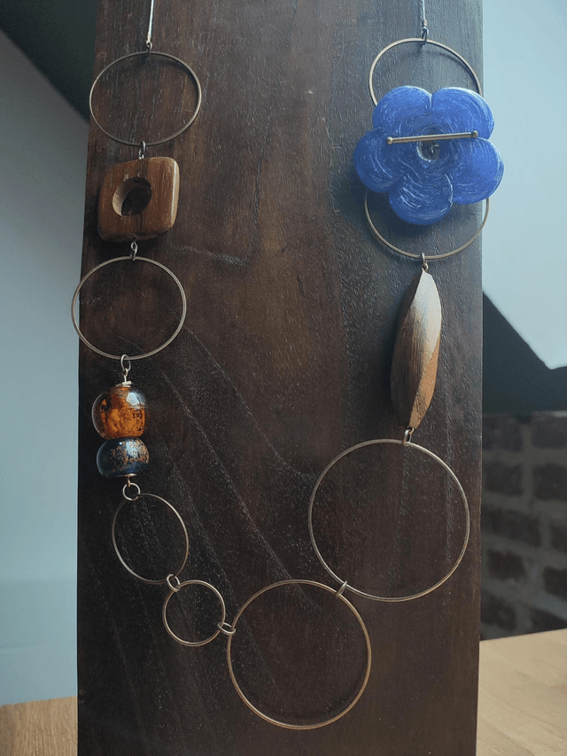 Fleur en verre de Murano, bois et verre, sautoir monté sur fil de lin réglable, anneaux laiton bronze -piece unique 