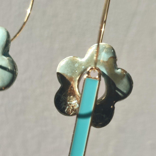 Créoles céramique fleurs turquoise et or et tige en email turquoise, acier inoxydable doré -sans nickel, pièce unique 