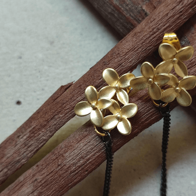 Boucles d'oreilles fleurs et verre aux reflets mordorés, chaîne noire sans nickel, pièce unique 