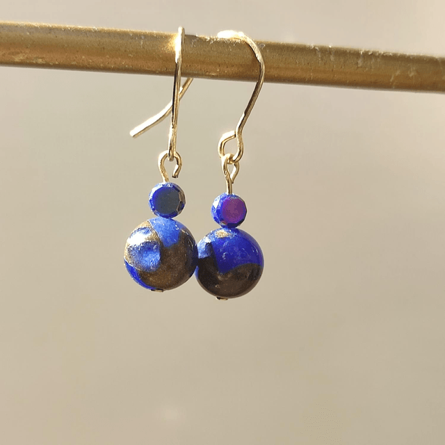 Boucles d'oreilles lapis lazuli: pierres naturelles et verre aux reflets changeant, acier inoxydable doré -sans nickel, pièce unique 