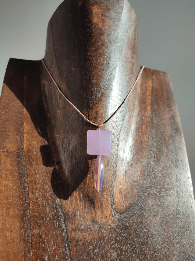 Collier violine en verre mat & transparent monté sur fil de lin avec chaîne d'extension en acier inoxydable doré 
