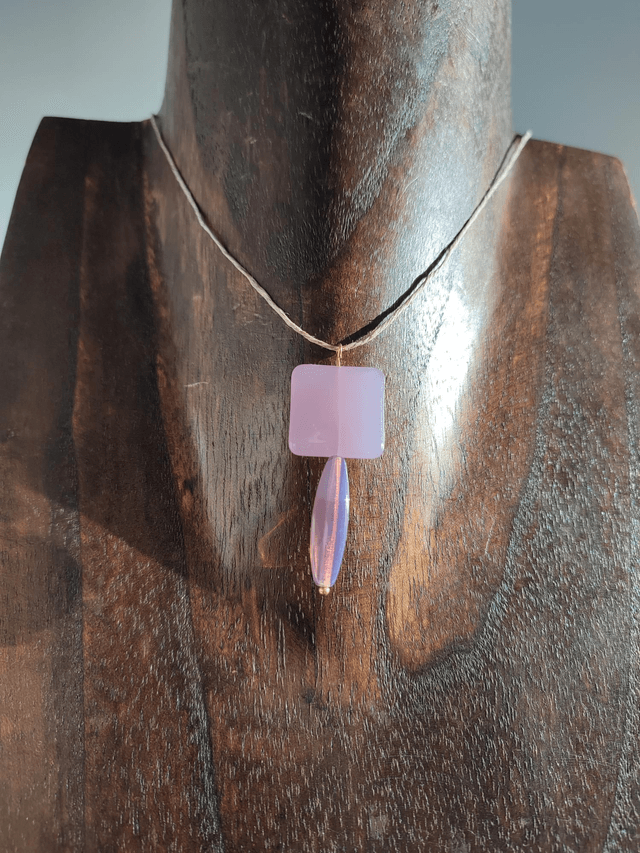 Collier violine en verre mat & transparent monté sur fil de lin avec chaîne d'extension en acier inoxydable doré 