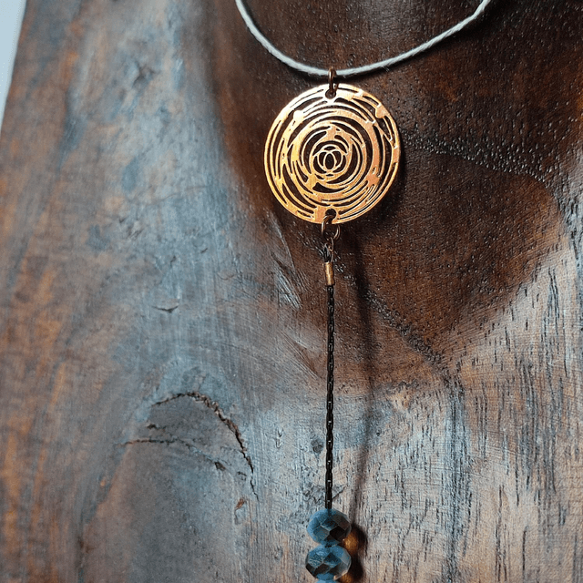 Collier cercle , chaîne noire et perles en verre monté sur fil de lin avec chaîne d'extension en acier inoxydable doré 