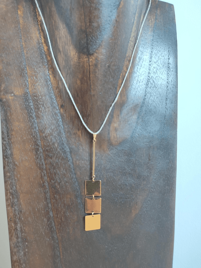 Z- Collier 3 carrés et tige dorés monté sur fil de lin avec chaîne d'extension en pièce unique 