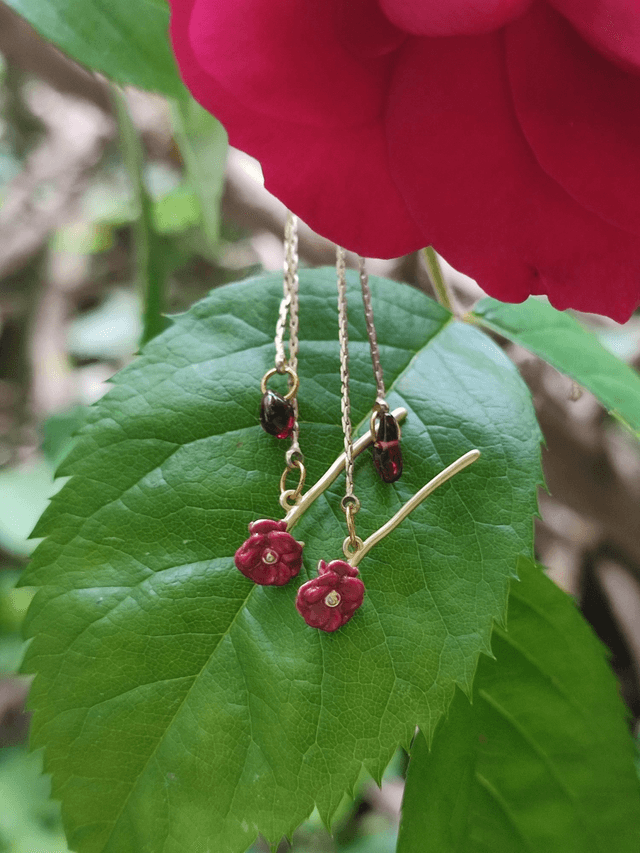 Boucles d'oreilles grenat& fleurs rouges sans nickel 