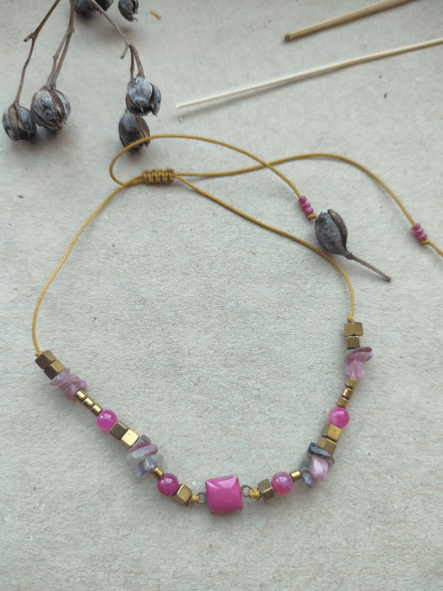 Z-Bracelet carré en émail rose fushia, perles en agate,fluorite, tourmaline ( pierres naturelles) monté sur fil de jade très résistant, pièce unique 