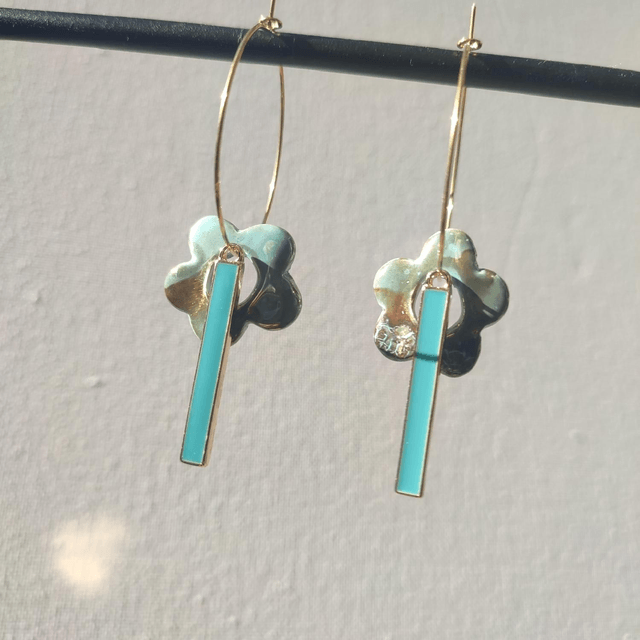 Créoles céramique fleurs turquoise et or et tige en email turquoise, acier inoxydable doré -sans nickel, pièce unique 
