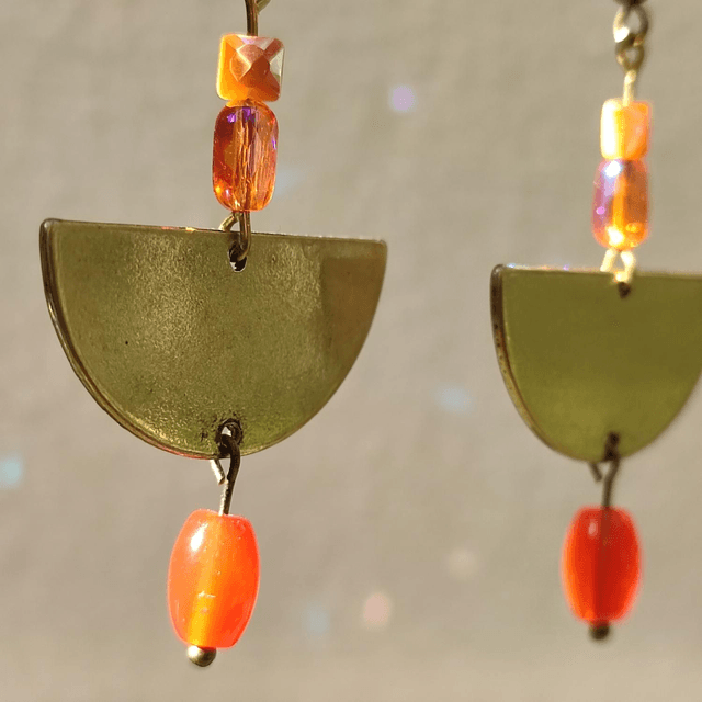 Boucles d'oreilles bronze et perles en verre orange aux jolis reflets, sans nickel, pièce unique 