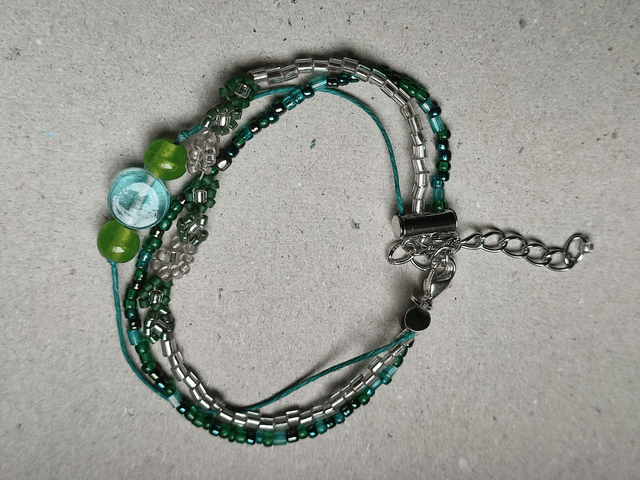 Bracelet verre bleu, argent, vert "fleurs" en perles miyuki, réglable avec chaîne d'extension en acier inoxydable argenté, pièce unique 