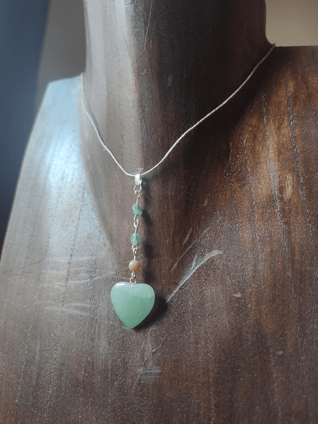 Collier pendentif coeur en aventurine verte ( pierre naturelle) monté sur fil de lin réglable avec chaîne d'extension en acier inoxydable argenté 