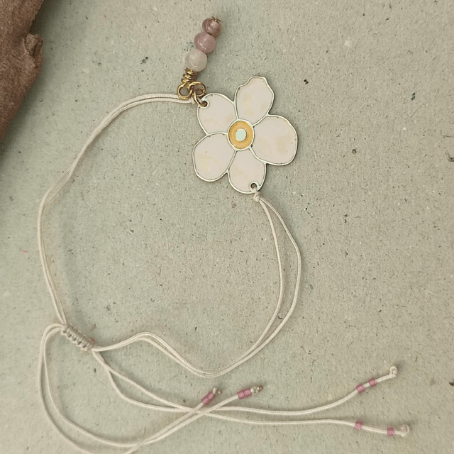 Bracelet fleur rose pâle et perles en agate réglable sur fil de jade résistant, pièce unique 