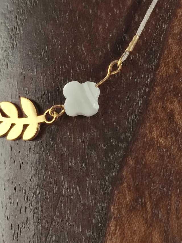 Collier fleur en nacre et feuille en acier inoxydable doré,ras du cou, monté sur fil de lin réglable avec chaîne d'extension dorée, pièce unique 