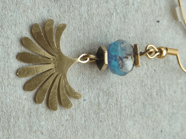 Z-Boucles "éventail" et perles en verre aux reflets bleus et roses en acier inoxydable doré -sans nickel, pièce unique 