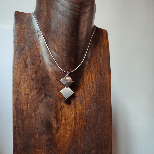 Collier carrés argentés et cube en hématite noire ( pierres naturelles)monté sur fil de lin, chaîne d'extension 