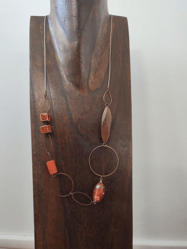 Sautoir verre, bois, céramique orange -rose, anneaux bronze réglable pièce unique 